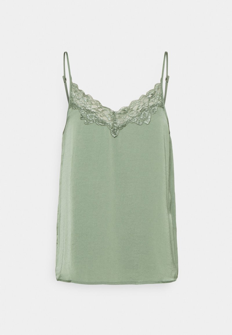 Caraco en satin vert clair avec bordure en dentelle le long du décolleté en V et fines bretelles réglables.