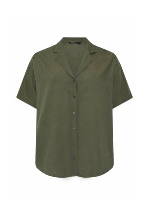 Krótki rękaw koszuli zapinanej na guziki w kolorze oliwkowej zieleni, z otwartym kołnierzem i pięcioma guzikami z przodu.