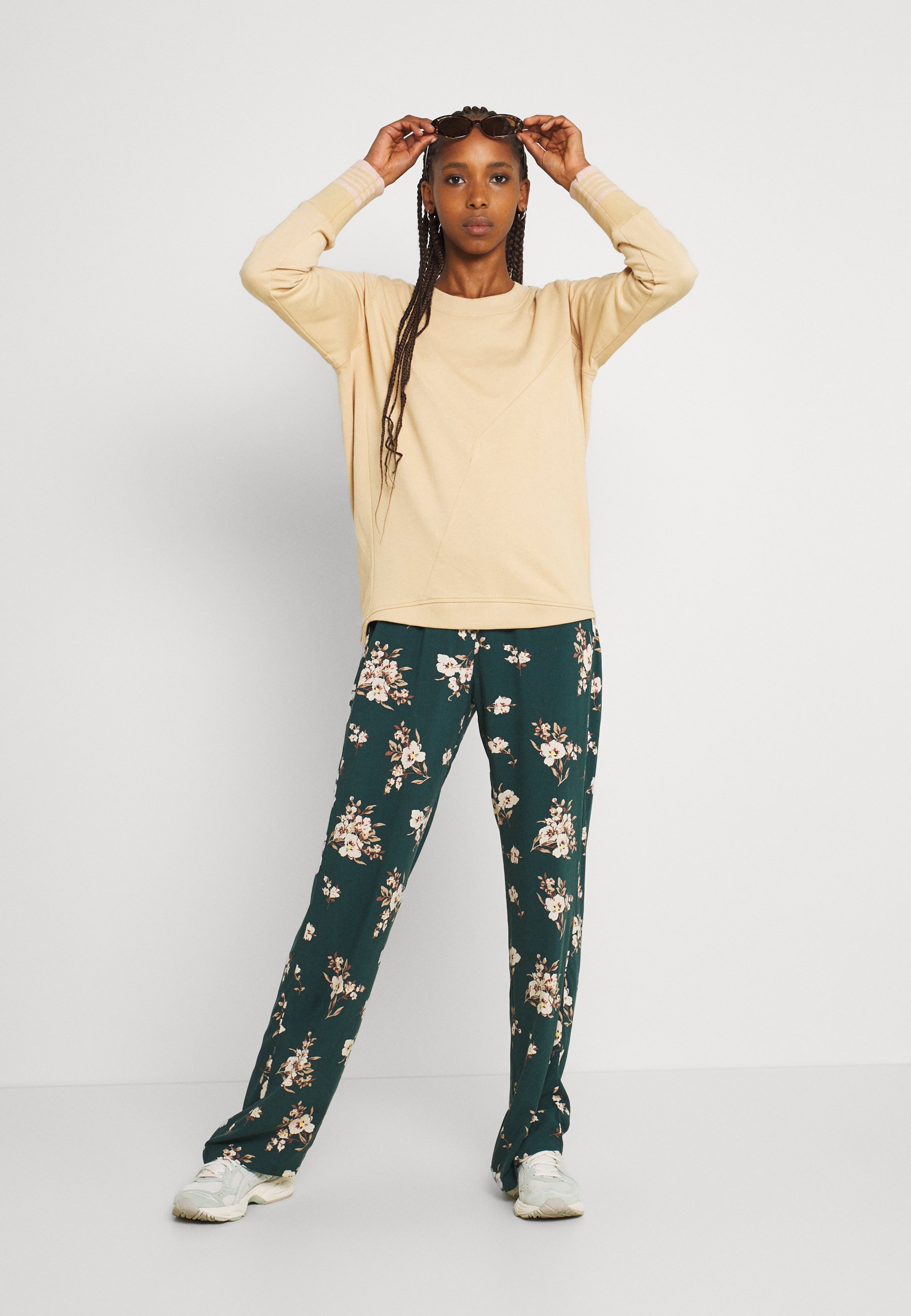 Vero Moda VMSIMPLY EASY WIDE PANT - Pantaloni - ponderosa pine/sandy/verde  - Zalando.it