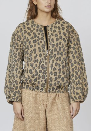 Leopardprint bomberjakke med quiltet tekstur, ribbet kant og lynlås foran. Puffede ærmer og en beige baggrundsfarve.