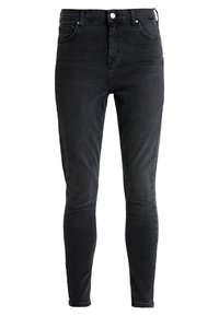 Jeans ajustados de tiro alto en color negro, hechos de denim, con cierre de botón en la parte frontal y diseño tradicional de cinco bolsillos. Textura suave.