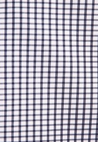 Katoenen stof met een marineblauwe en witte ruitpatroon, met gelijkmatig verdeelde vierkanten en een zachte textuur.