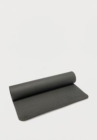 Μαύρο στρώμα γιόγκα, μερικώς ξεδιπλωμένο, κατασκευασμένο από υφή καουτσούκ. Διαθέτει διακριτικό σχέδιο στην επιφάνεια, με λεία κάτω πλευρά.