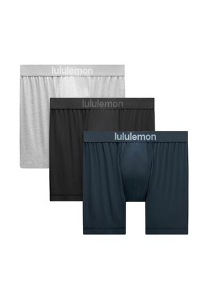Tre par Lululemon herre boxershorts i grå, sort og marineblå, lagt overlappende på en hvid baggrund.