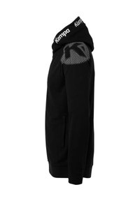Sweatshirt noir à capuche avec un panneau texturé sur les épaules, des poches latérales et un bandeau logo contrastant le long de la capuche. Tissu doux, coupe athlétique.