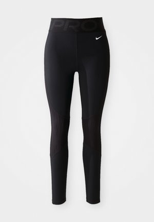 Schwarze Sportleggings mit einem breiten Bund, der den Schriftzug "PRO" trägt, glatter Textur und gerippten Akzenten an den Seiten für zusätzliche Details.