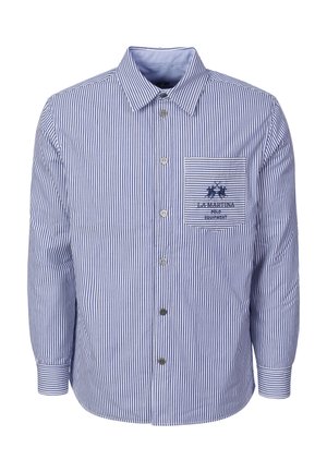 Blau-weiß gestreiftes Langarmhemd mit Frontknöpfen und einer Tasche mit kleinem gesticktem Logo und Text auf der Brust.
