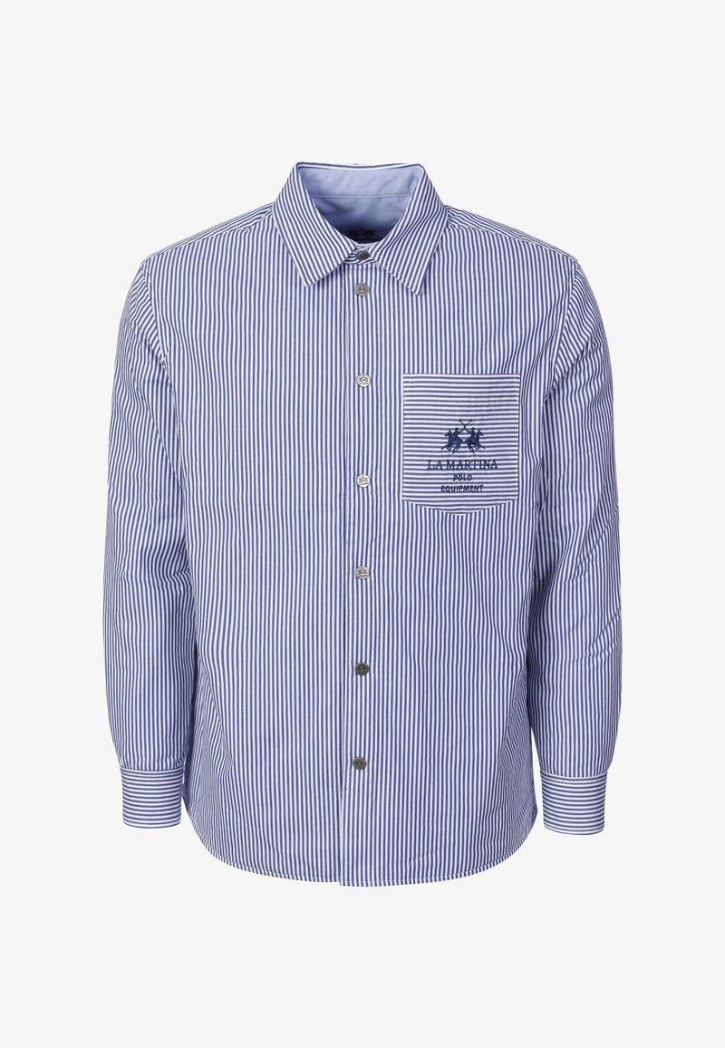 Blauw-wit gestreept overhemd met lange mouwen, knopen aan de voorkant en een zak met een klein geborduurd logo en tekst op de borst.