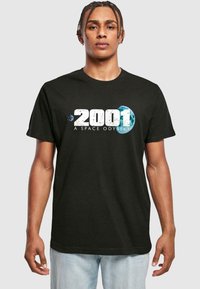 Svart bomulls T-skjorte med grafikk fra "2001 A Space Odyssey" med planeter. Rund hals, korte ermer, avslappet passform.