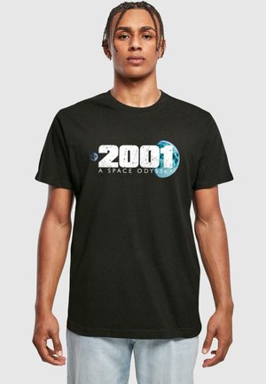 Svart bomulls T-skjorte med grafikk fra "2001 A Space Odyssey" med planeter. Rund hals, korte ermer, avslappet passform.