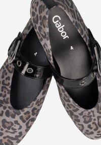 Leopard print ballerina's in grijs en zwart stof met een gepatenteerde leren band en gespdetail, met een gevoerde zwarte binnenzool.