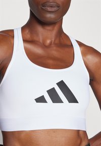 adidas Performance POWERREACT BIG LOGO GRAPHIC BRA - Sujetadores deportivos con sujeción ligera - white
