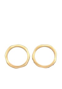 Gouden metalen ringen met een organisch, golvend ontwerp. Gladde textuur en ronde vorm, met een oneffen rand voor een unieke uitstraling.