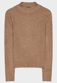 Brun ribbad stickad tröja med hög hals och långa ärmar. Tyget har en mjuk textur och en figurnära silhuett.