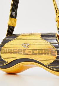 Diesel PLAY CROSSBODY - Mala a tiracolo - freesia yellow/jet black