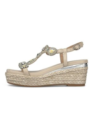 Béžové sandály na klínku s podešví s pleteným vzorem, páskem kolem kotníku s přezkou a horní částí ve tvaru T zdobenou kamínky.