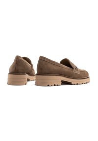Bruine suède loafers met een ronde neus, een lage platformzool en decoratieve stiksels. Getextureerd oppervlak met een platte hak.