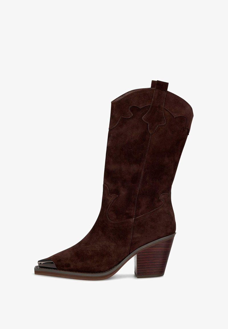 Bota de ante marrón estilo western con punta afilada, costuras decorativas y un tacón de madera grueso. Cuenta con una pestaña lateral para facilitar el uso.