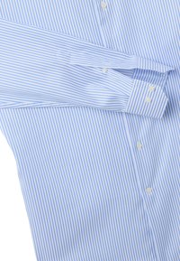 Camisa de vestir de manga larga a rayas verticales azul y blanca, con puños abotonados y botones blancos en la parte delantera.