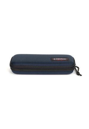 Estuche de lápices de color azul marino con diseño rígido, tejido exterior texturizado, cierre de cremallera y una pequeña etiqueta de logo de Eastpak en la parte frontal.
