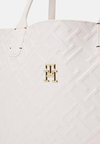 Tommy Hilfiger ICONIC TOMMY TOTE MONO - Shopping bag - weathered white