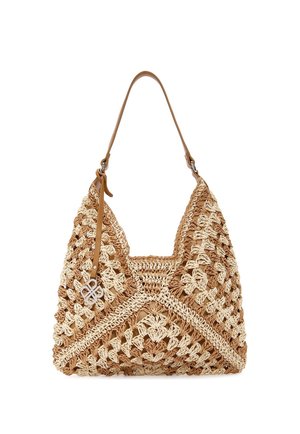 Geweven beige en bruine gehaakte schoudertas met een enkele leren riem en een klein zilveren decoratief hangertje eraan bevestigd.