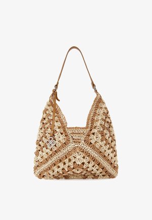 Sac d'épaule en crochet tressé beige et marron clair avec une seule sangle en cuir et un petit pendentif décoratif en argent attaché.