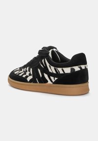 Sneaker nere in suede con motivo a strisce zebrate bianche, suola in gomma color gum e design classico con lacci.