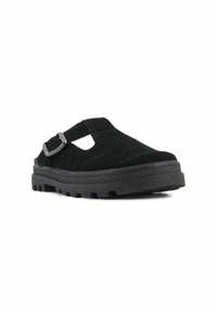 Chaussure à glissière en suede noir avec boucles métalliques ajustables, de forme arrondie, semelle en caoutchouc épais et fond texturé pour une meilleure adhérence.
