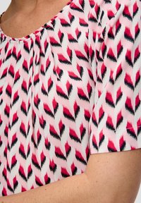 s.Oliver BLACK LABEL MIT FALTENAUSSCHNITT - Bluse - zartrosa