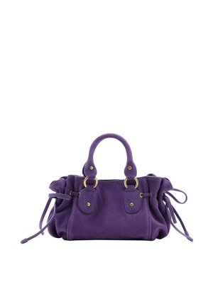Sac à main en daim violet avec doubles poignées, cordons latéraux et doublures en métal doré sur fond blanc.