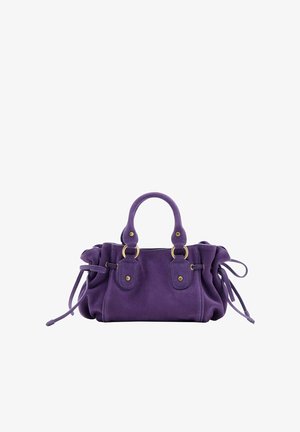 Sac à main en daim violet avec doubles poignées, cordons latéraux et doublures en métal doré sur fond blanc.