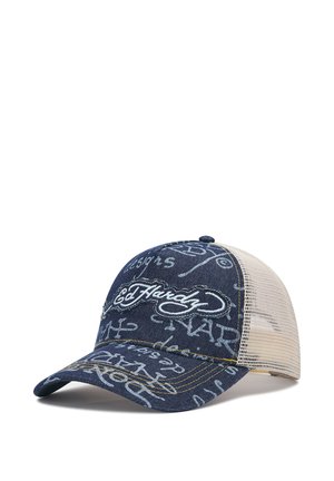 Blauwe denim en beige mesh baseballpet met witte graffiti-stijl tekst en "Ed Hardy" geborduurd op het voorpaneel.