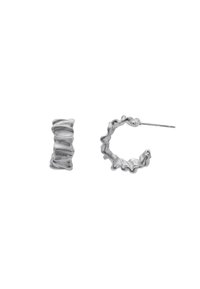 Orecchini d'argento con un design ad anello texturizzato e arruffato, accompagnati da un elemento cilindrico con dettagli intrecciati, che presenta una finitura lucida.