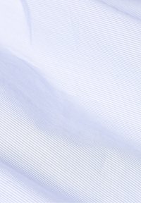 Tessuto bianco con sottili righe blu, texture liscia, leggero, con una caduta morbida. Nessun motivo visibile o dettagli hardware.