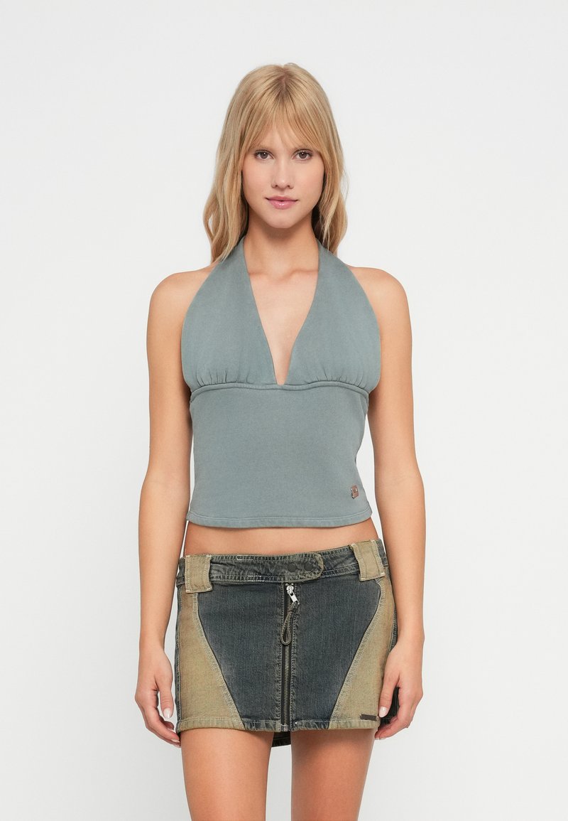 Hallitus värvi halter-top sügava V-dekolteega, sobiv disain. Kandmisel kahes toonis denimtuhkatriin mini-seelik, millel on tõmblukk ja kontrastsed paneelid.