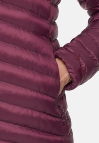 Bordowa kurtka puchowa o pikowanym wzorze, z boczną kieszenią i elastycznymi mankietami dla dodatkowego ciepła. Gładki, błyszczący materiał zewnętrzny.