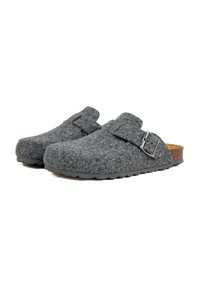 Sabots gris en feutre avec un bout arrondi, une sangle réglable à boucle et une semelle en liège, dotés d'une semelle en caoutchouc texturé pour une meilleure adhérence.