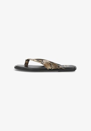 Sandalia plana negra tipo chancla con tiras estampadas de serpiente en tonos marrón y beige y diseño de punta cuadrada, vista lateral sobre fondo blanco.