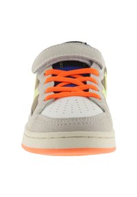Sneaker grigio in suede con lacci arancioni e punta bianca perforata. Presenta un accento giallo e una suola in gomma texturizzata di colore pesca. Con strap in velcro.