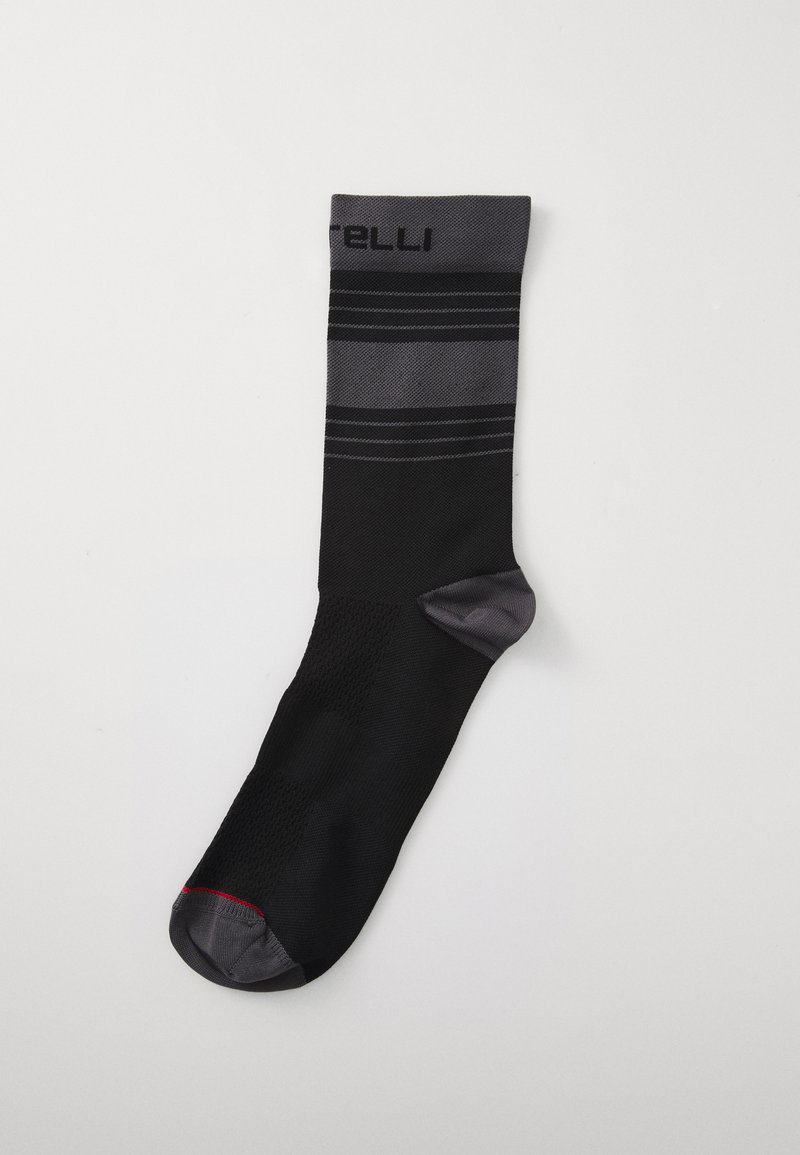 Juodas sportinis kojinės su pilkomis juostelėmis, tekstūruotomis dalimis ir sustiprintu kulnu. Lygus audinys su raudona akcentu ant kojų pirštų. Lengvas dizainas.