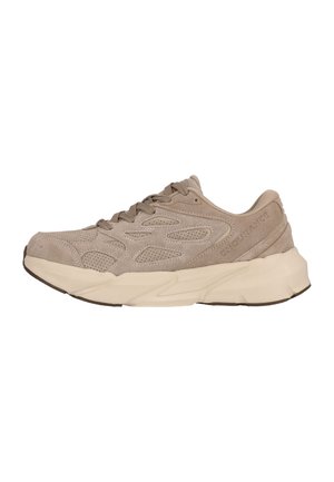 Beiger Wildleder-Sneaker mit perforierten Details, dicker cremefarbener Sohle, Schnürverschluss und geprägt seitlichem Branding.
