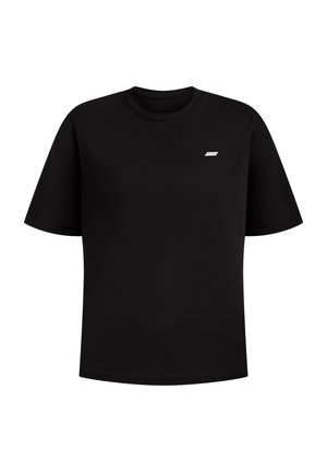 Camiseta negra de manga corta hecha de algodón, con un cuello redondo y un pequeño logo en blanco en el pecho. Textura suave en toda la prenda.