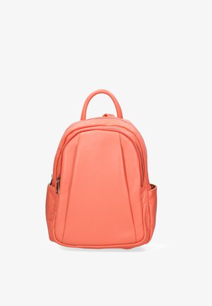 Zaino piccolo in pelle color corallo con manico superiore, tasca frontale con cerniera e tasche laterali aperte su sfondo bianco.
