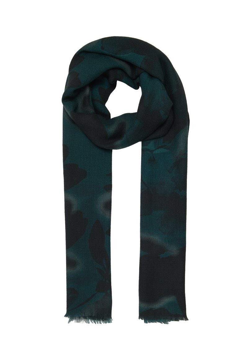 Bufanda verde oscuro con un patrón floral en tonos de negro. Fabricada con una tela suave y con extremos con flecos, se drapea de manera laxa.