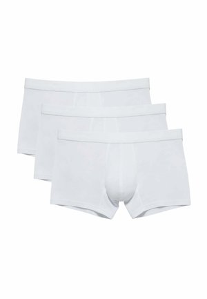 Tre paia di boxer bianchi semplici da uomo impilati con la coppia anteriore completamente visibile su uno sfondo bianco.