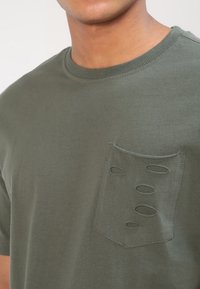 Urban Classics Apdrukāts T-krekls - olive