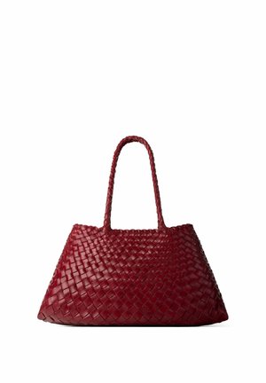 Rote gewebte Lederhandtasche mit zwei langen Griffen und trapezförmiger Form, aufrecht stehend vor weißem Hintergrund.