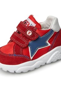 Sneakers rossi e blu realizzati in tessuto e suede, con un design a stella, cinturini in velcro, suola bianca e dettagli di cucitura a contrasto.