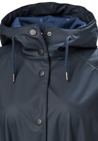 Námorní bunda do deště s kapucí, s černými patentkami, akcenty se stahovací šňůrkou a hladkým, texturovaným povrchem.